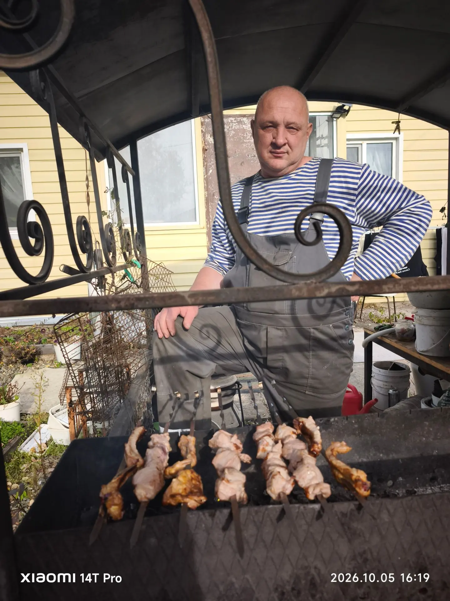 День учителя отметили шашлыком в маленькой компании с роднёй.