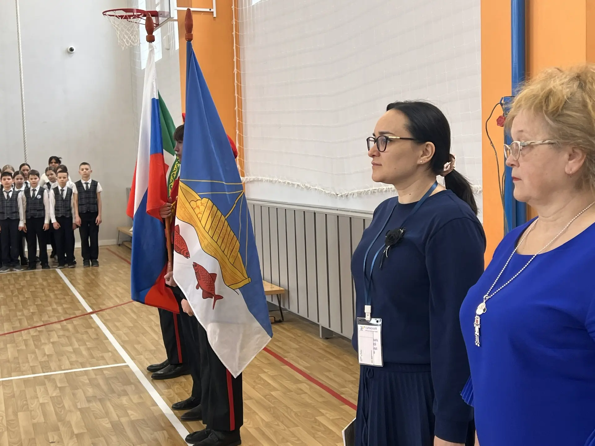 Каждое утро понедельника в нашем лицее начинается с торжественной линейки, на которой выносятся флаг