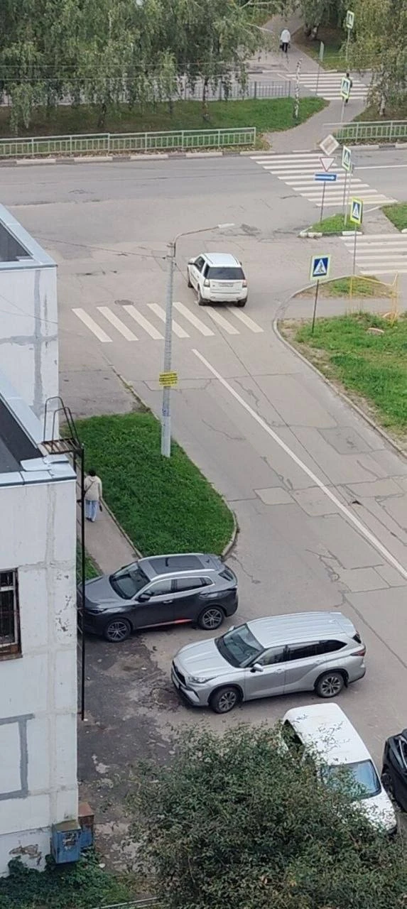 Когда у людей П*па заместо головы, одна выезд  двум машинам перекрыла, другая вообще тр...