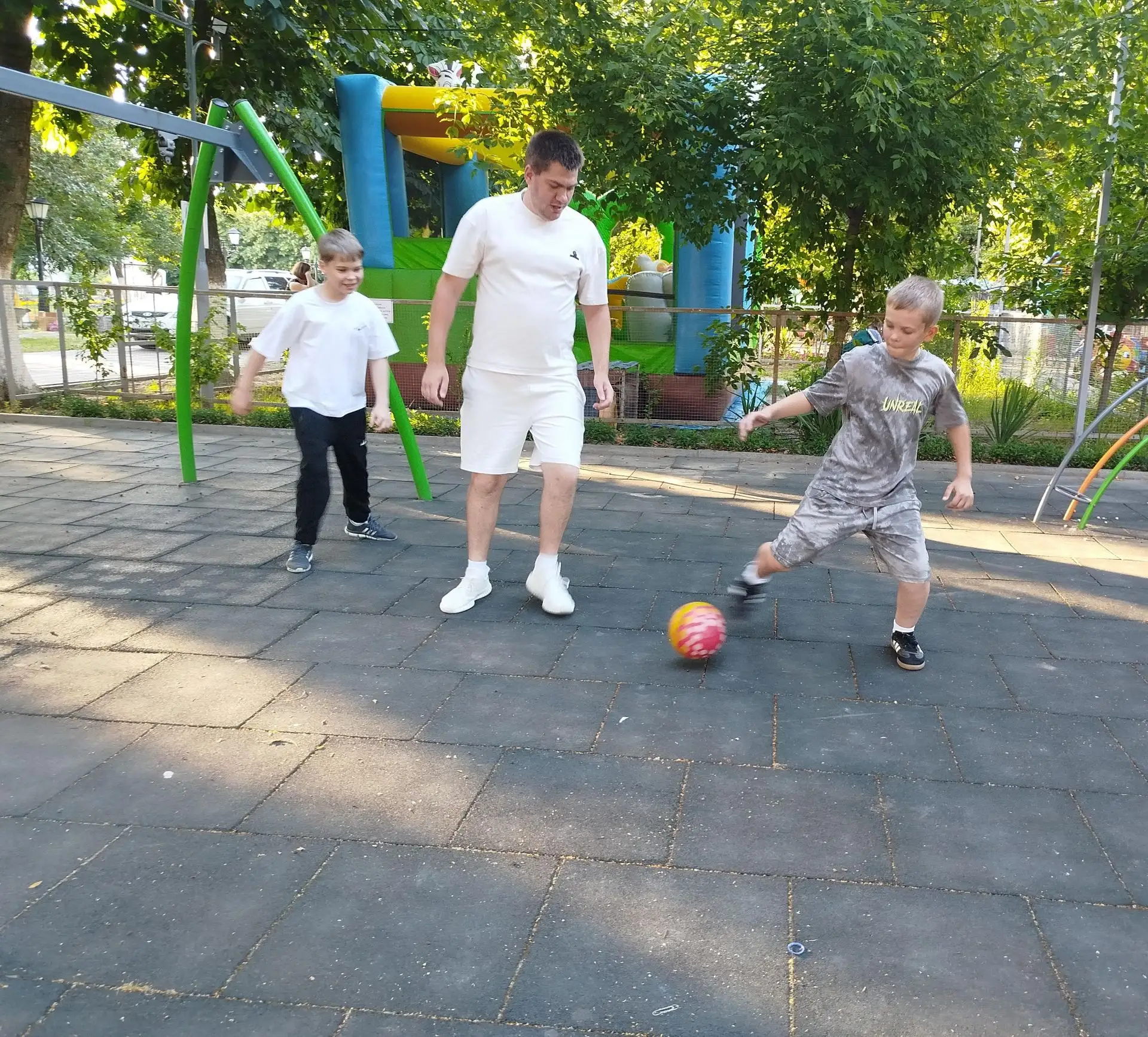 Активные ребята снова собрались в городском парке на площадке «Культурный калейдоскоп» на весёлый «М