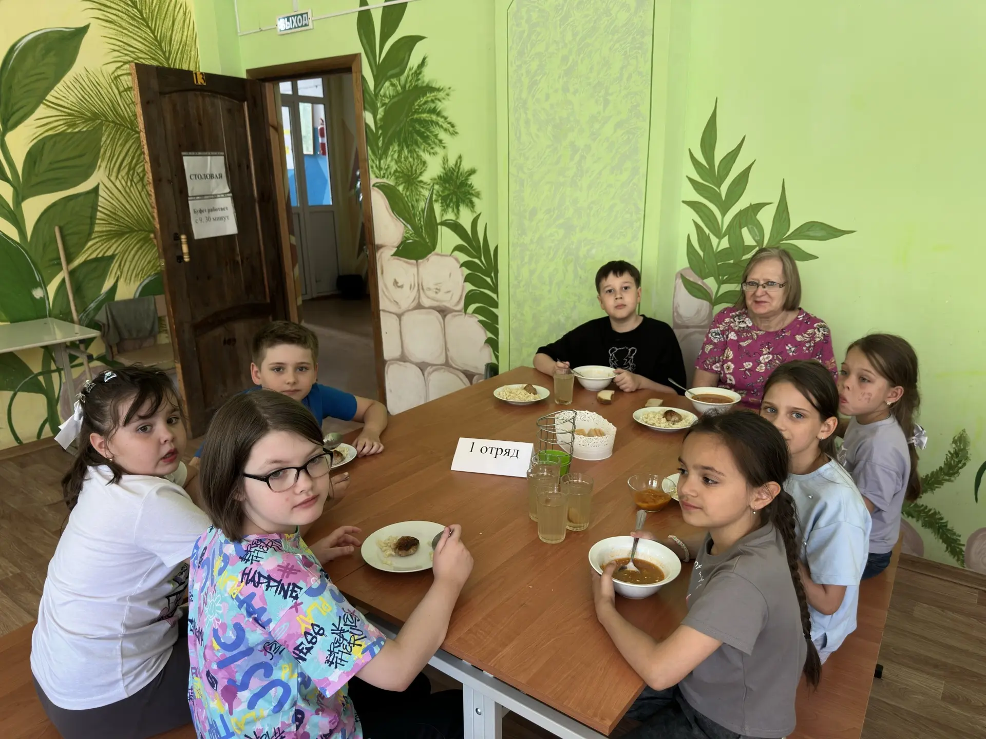 После активных игр и мероприятий мы любим вкусно пообедать. У нашего повара золотые руки!!