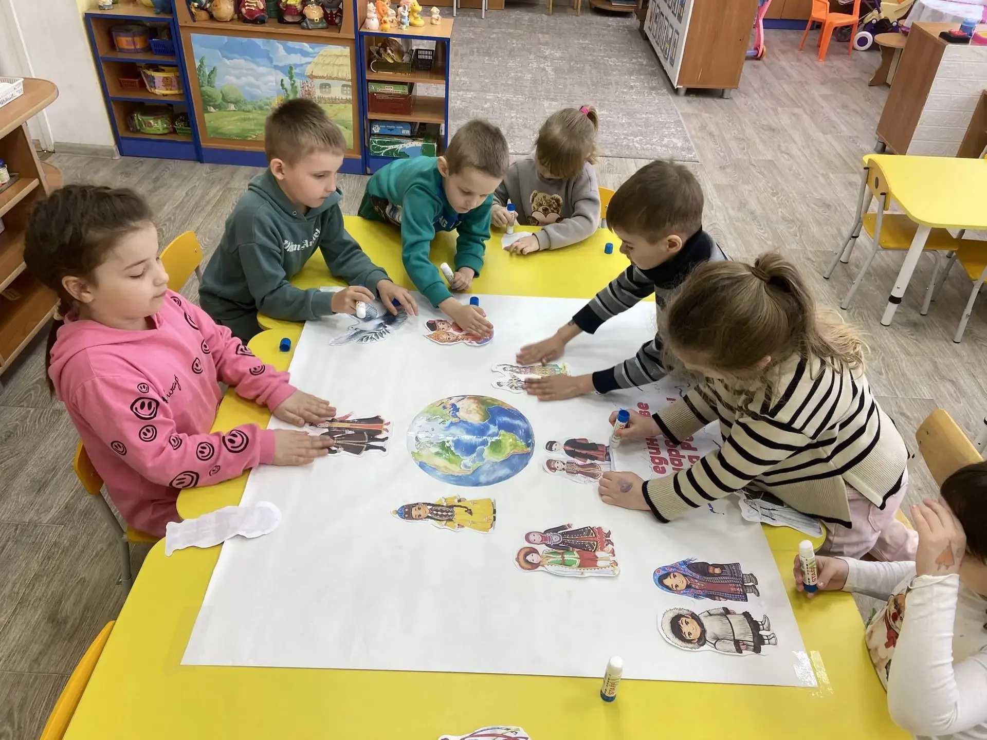 Коллективная аппликация в старшей группе на тему «2026- год единства народов России»
Россия — это бо