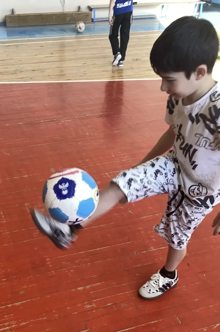 В рамках проекта «Футбол в школе» ⚽️в нашей школе с большим успехом прошла увлекательная спортивная 