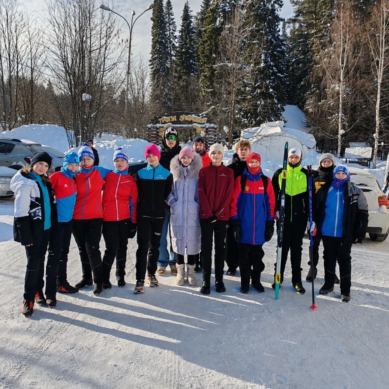 Лыжи, скорость и первое место: наши старшеклассники – лучшие в районе! 🎿🏆  Сборная старшей школы зан