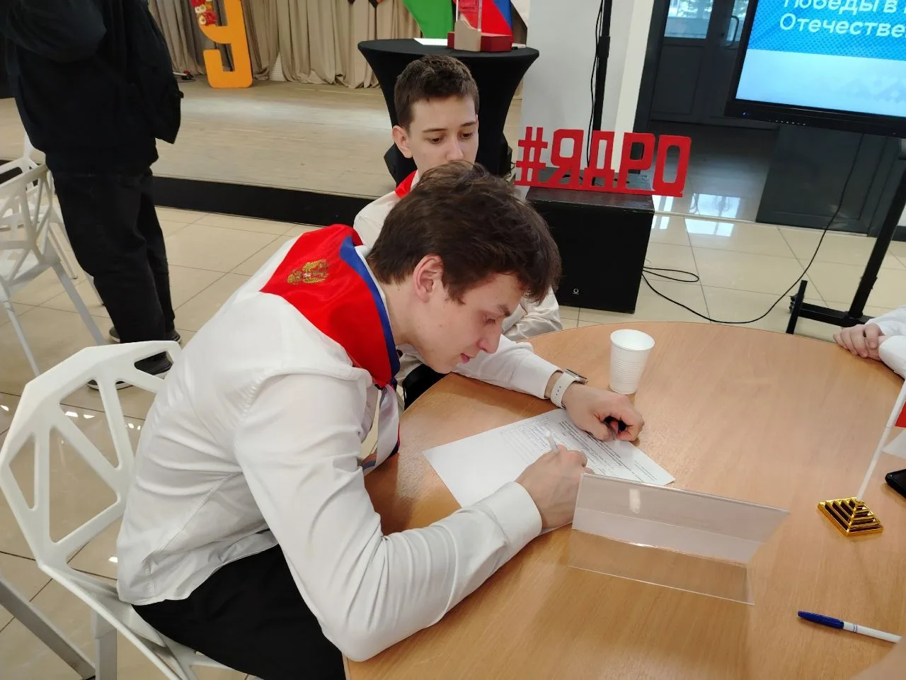 Игра "Мост поколений",   посвященная 81 годовщине Великой Победы, которая прошла в Арт-резиденция «Я