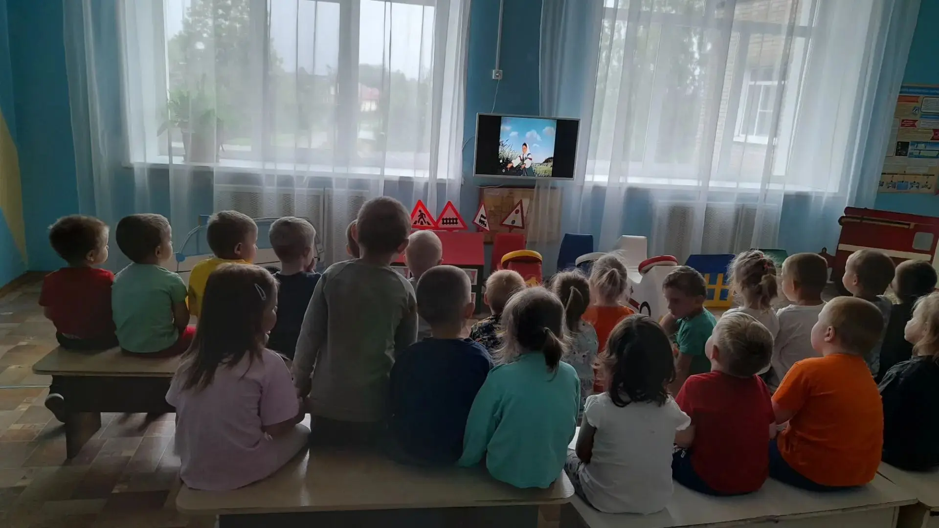 👫Сегодня дождливый день, но ребята второй младшей группы "Ласточка" и дети первой младшей группы "Н