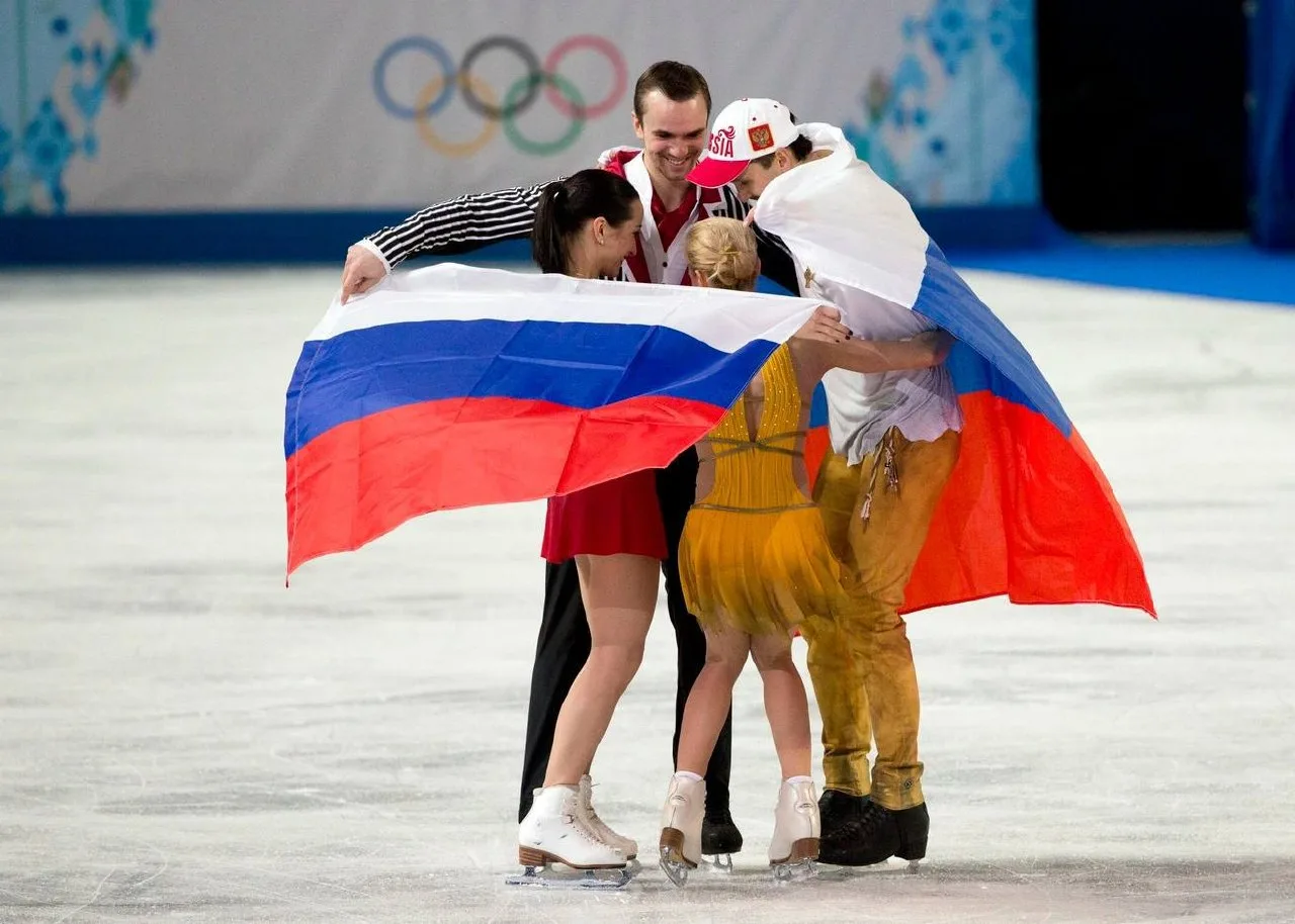 С Днём России!

Очень ждем, когда наши фигуристы снова будут сиять на международке с флагами и гимно