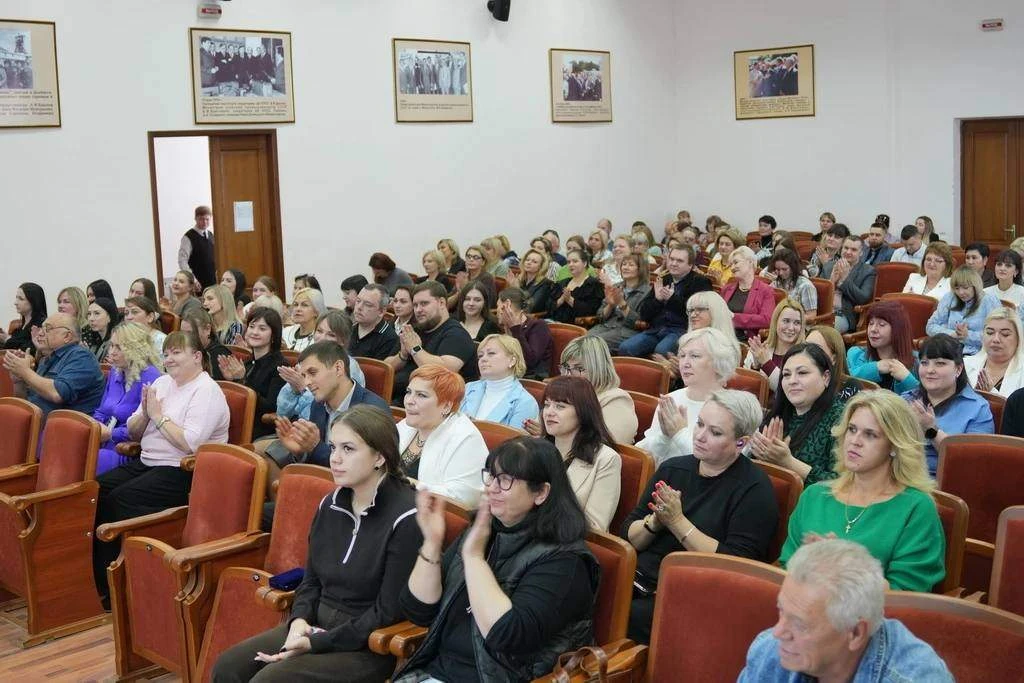 📖В Минобрнауки ДНР поздравили сотрудников с Днём учителя