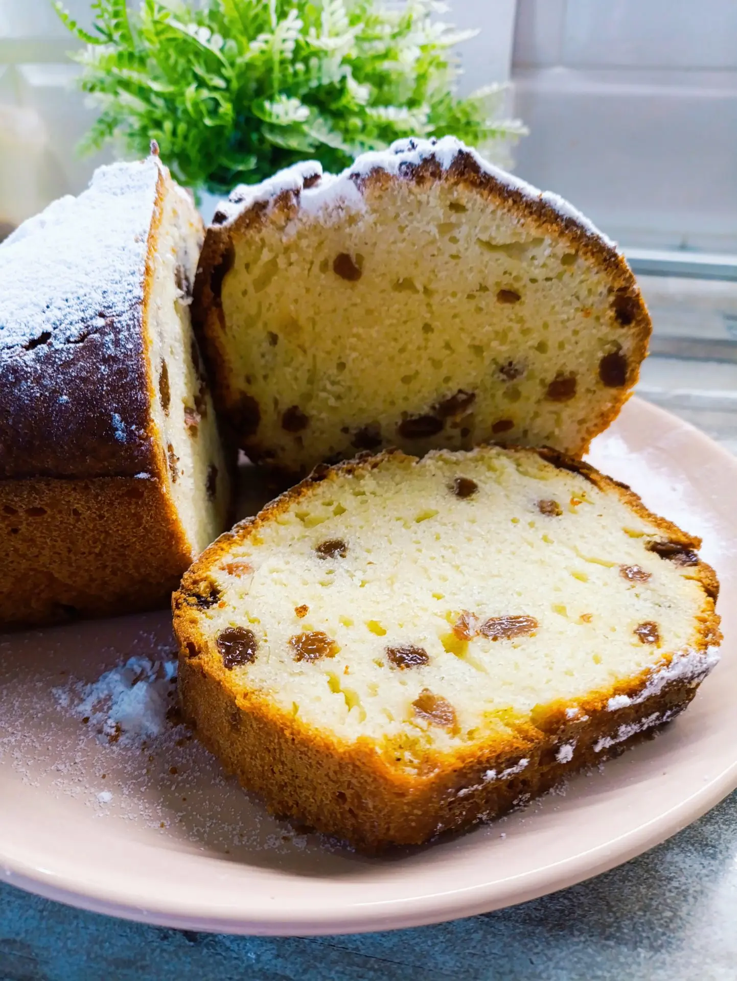 Нежнейший кекс с изюмом на сметане 🧁✨

Этот рецепт — классика домашней выпечки. Кекс получается пот