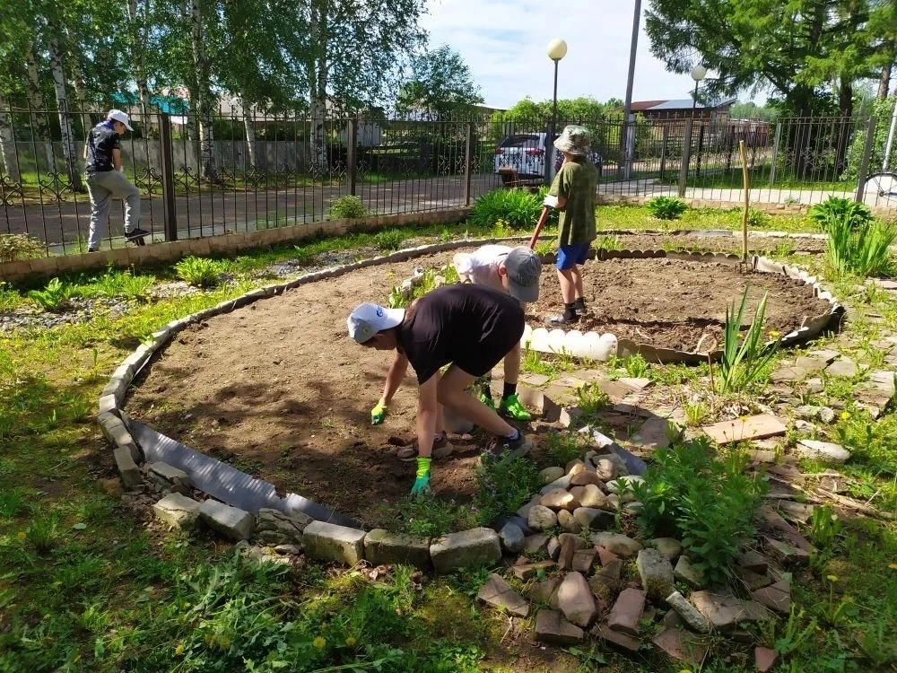 Ребята нашей школы уже активно взялись за работу на пришкольном участке!