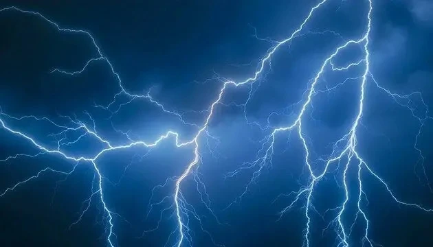 В Москве молния ударила рядом с 12-летним школьником во время грозы 

Дети играли в футбол на поле в