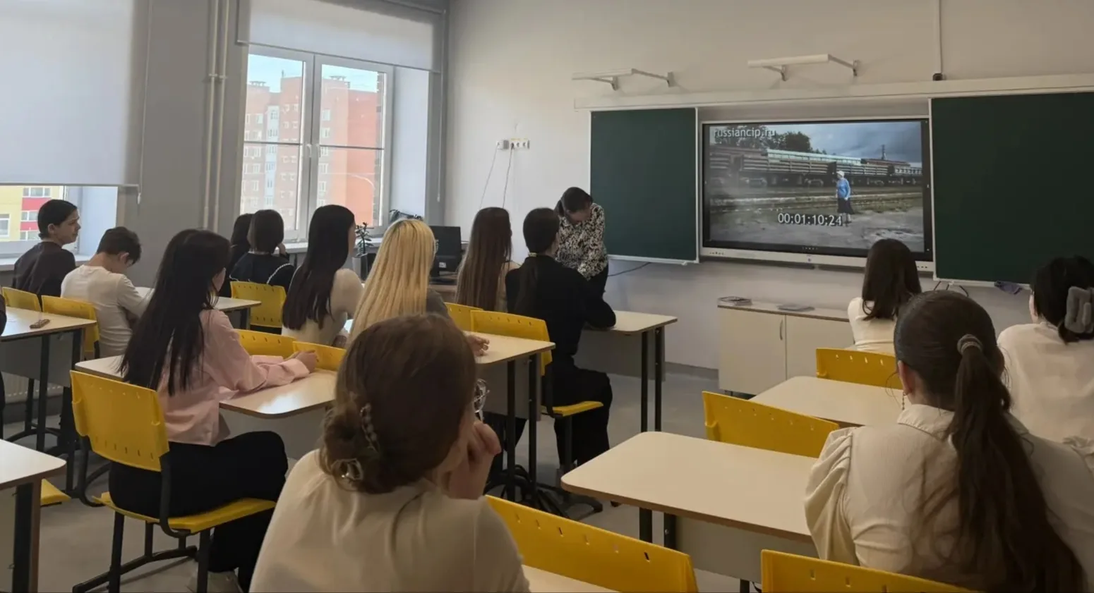 Руководитель школьного музея Андреева Л. В. провела тематический просмотр фильма о жертвах нацизма, 