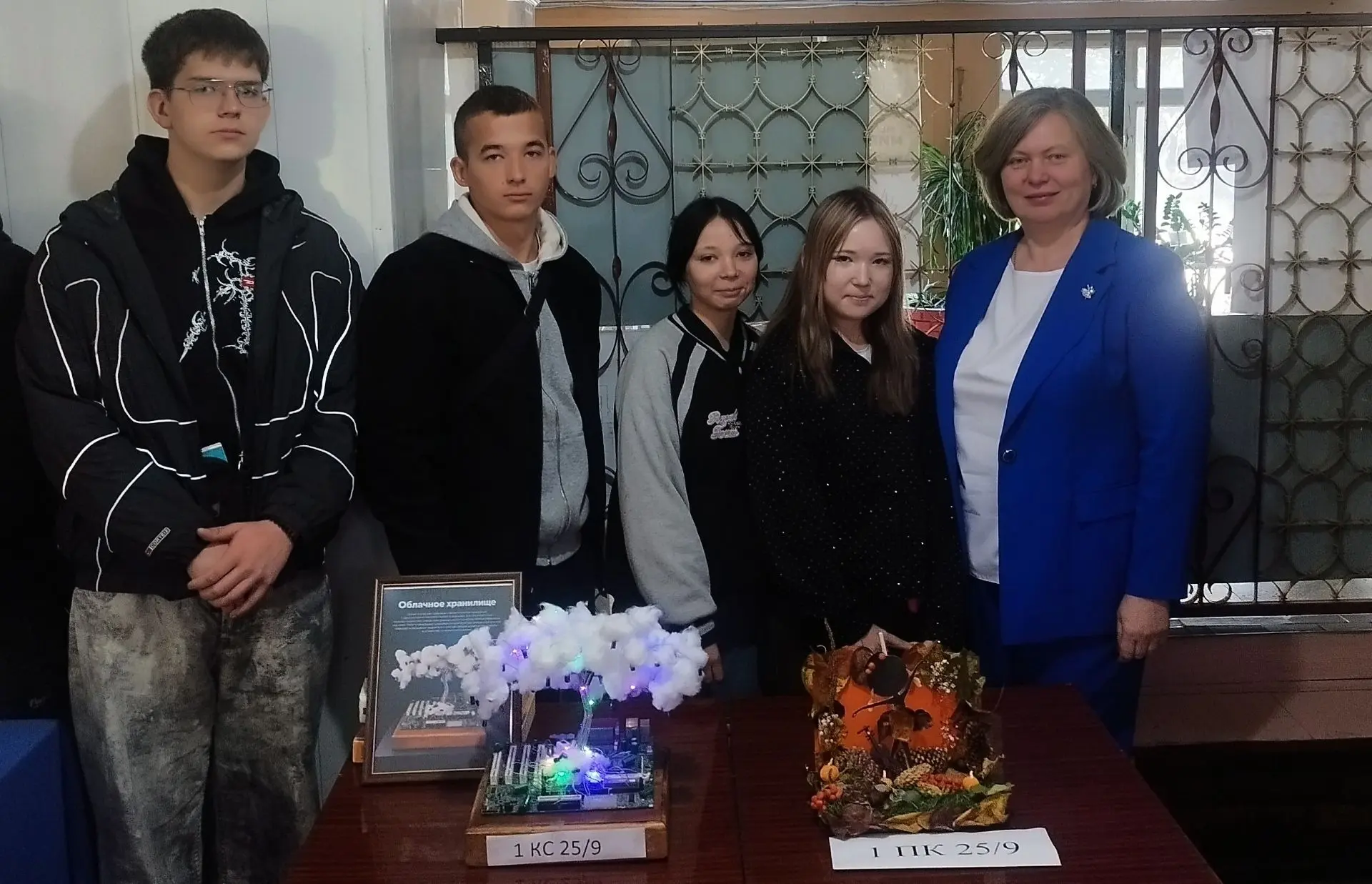 Осень решила заглянуть в наш колледж с цветами 🌸