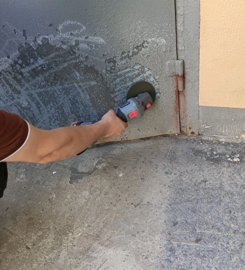 👷‍♂️Привели в порядок входную дверь по адресу:📍ул. Чехова д.59

🛠️Как проходили работы:

▶️Устран