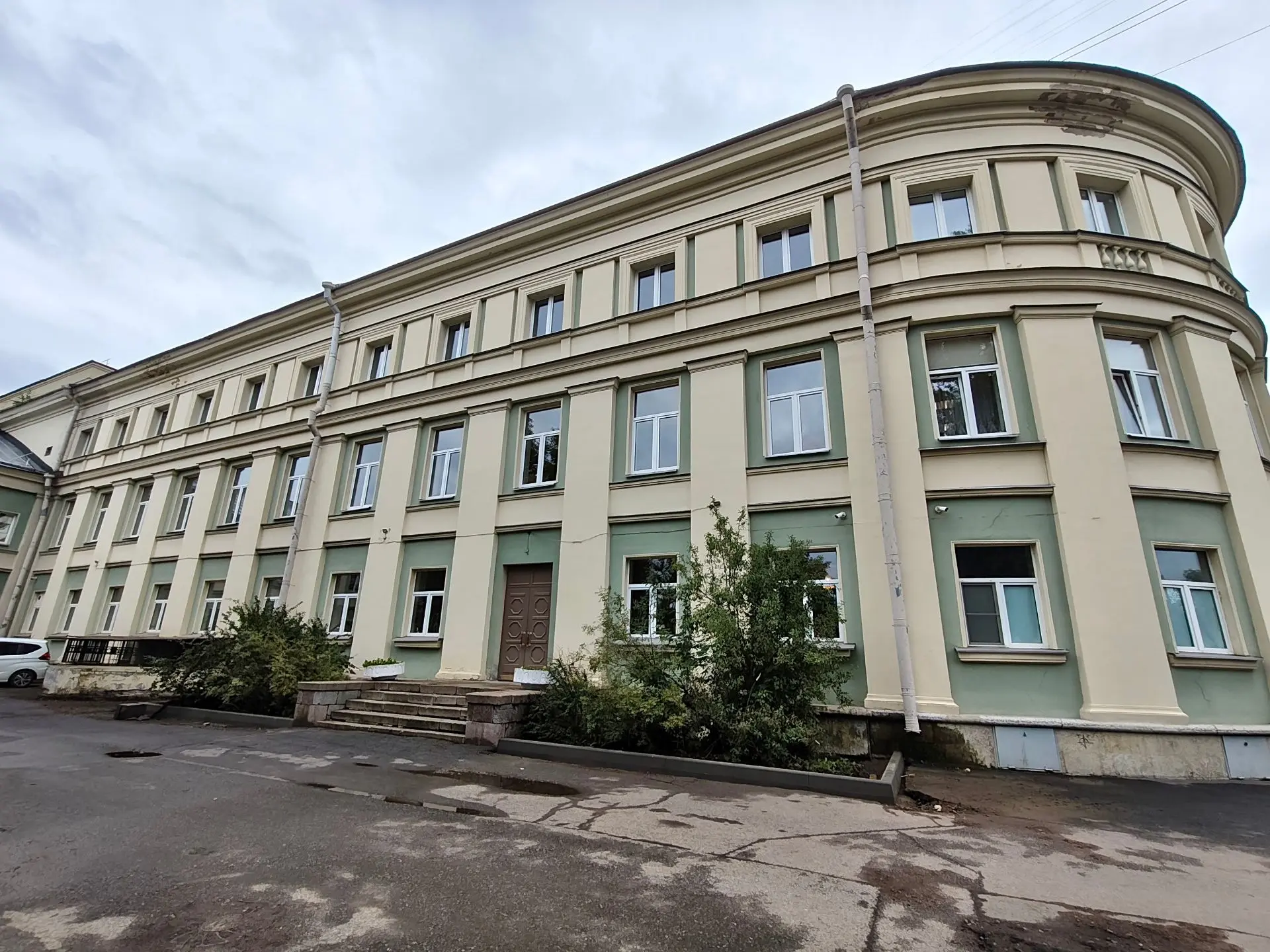 Уважаемые жители города, вход/выход во Дворец в ближайшие дни будет осуществляться чере...