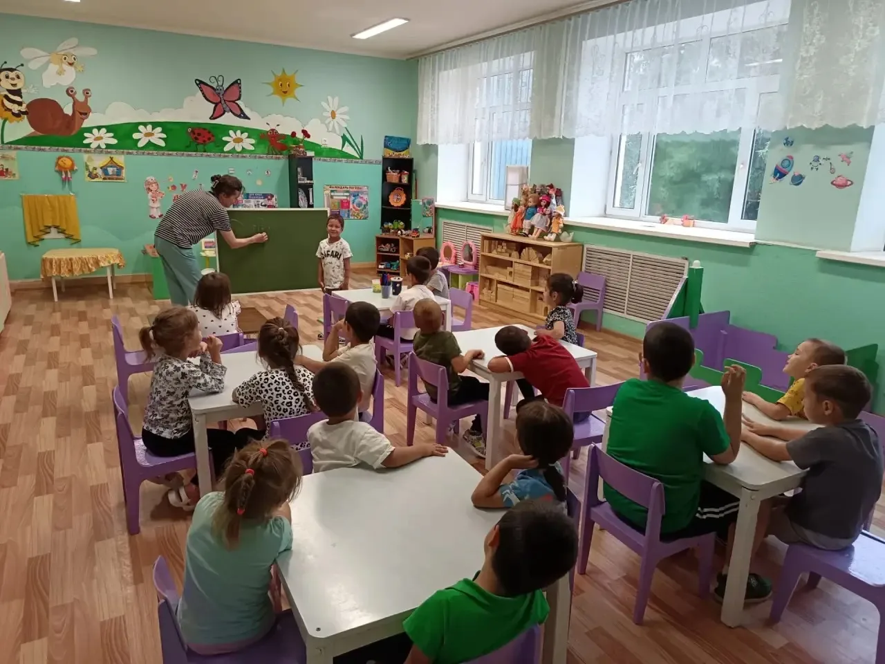 Если радостно, то хлопай,
Если грустно то потопай.
Удивился - прыгни ввысь!
Разозлился - руки вниз!
