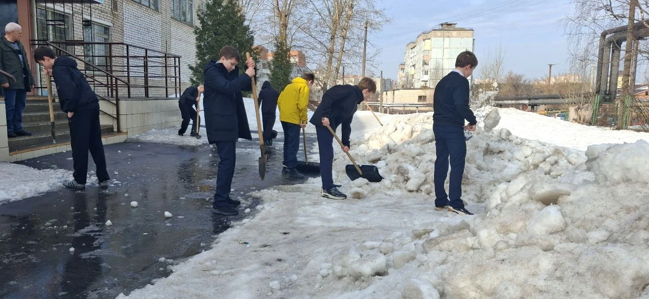 🌳 Присоединяемся к весеннему обновлению города!  27 марта наша школа активно принимает участие в общ
