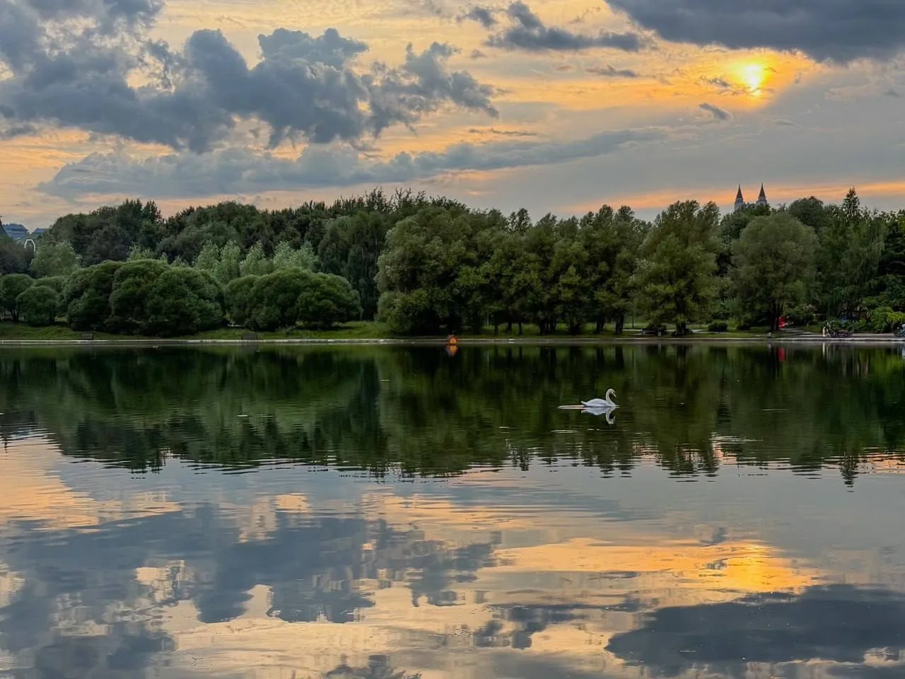 🌿 Прогулка вдоль Мосфильмовского пруда