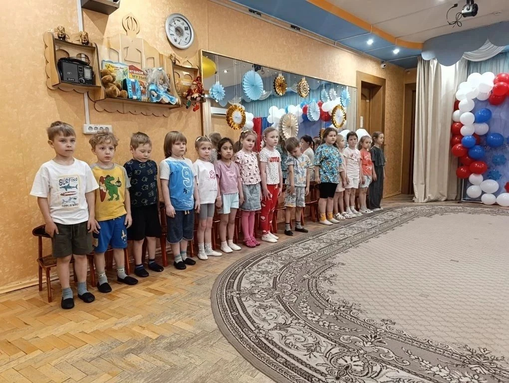 Нам праздники для радости даны,
Мы знаем их немало, самых разных,
Но день России, день родной страны