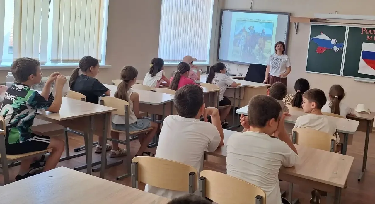 ☀️Чем запомнился сегодняшний день в лагере?

— интересной беседой "От былинных богатырей до героев В