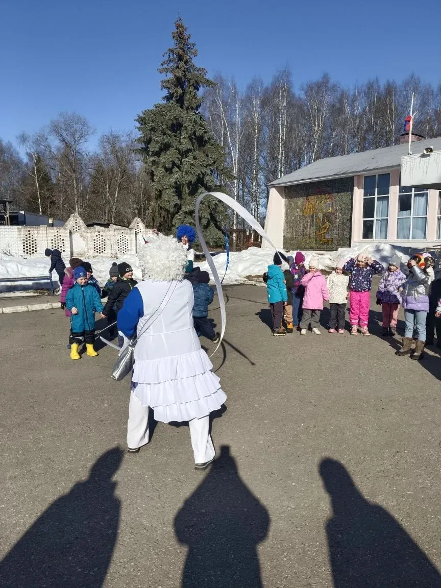 На площади у ДК "Заволжский"  произошло настоящее волшебство! Для наших ребят прошла пр...