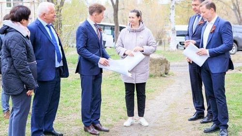 🗣Антон Волошко показал, как жители меняют дворы в Лесозаводске  В Лесозаводске жители через ТОСы не 