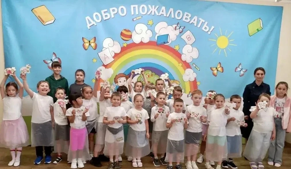 🖌 Рубрика «Красил Я: учимся у мастеров» 

«Робинзоны» в мире уральских узоров 🏔 
 
«Робинзоны» все