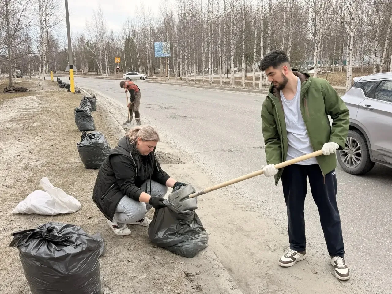 Субботник 🧹  В преддверии Дня Победы обучающиеся, педагоги и сотрудники школы вышли на субботник!  В