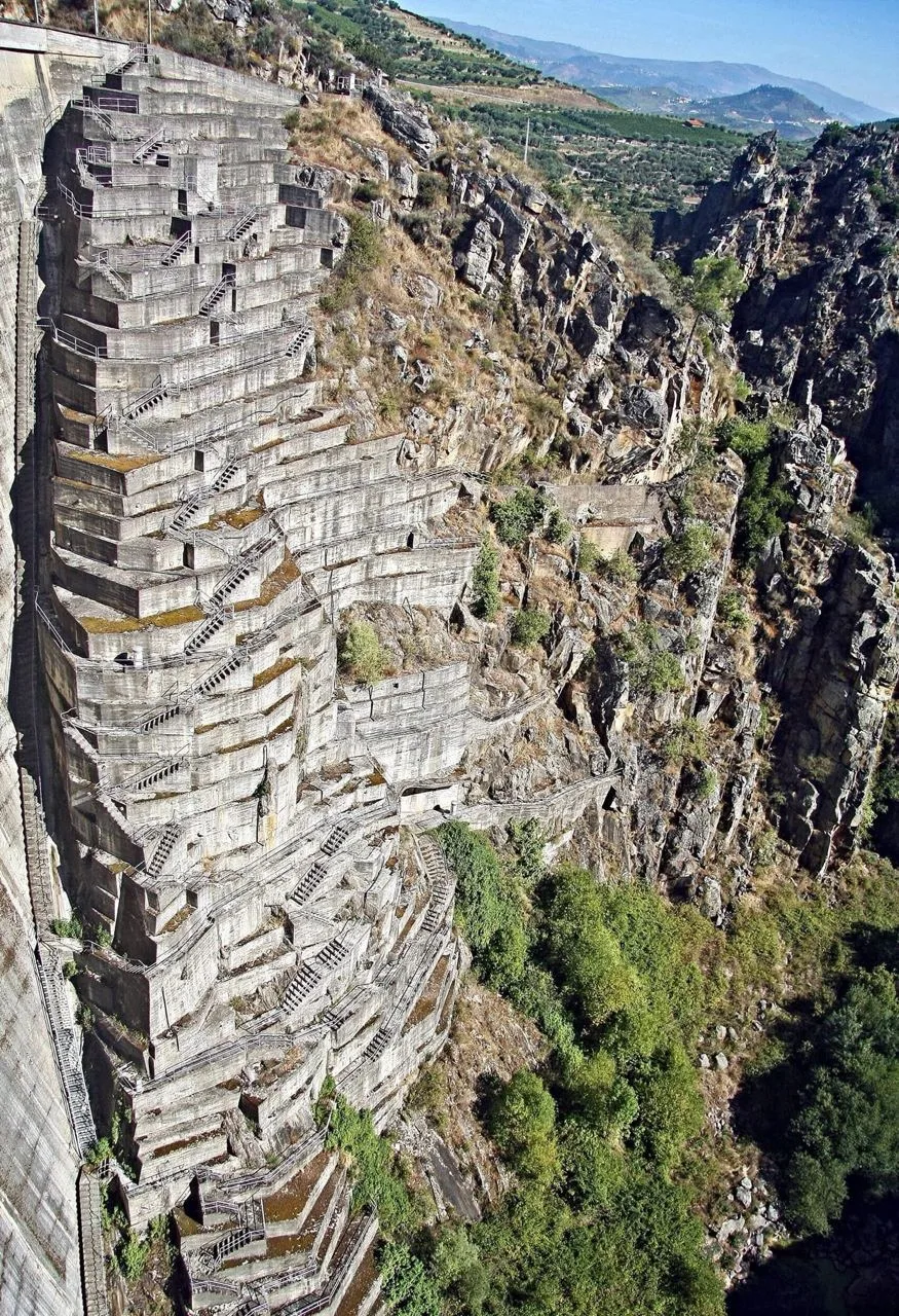 Лестница дамбы Вароса, Ламего, Португалия.