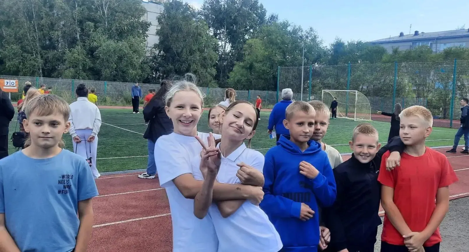 Несмотря на сгущающиеся над стадионом тучи, очередной игровой день футбольного турнира ...