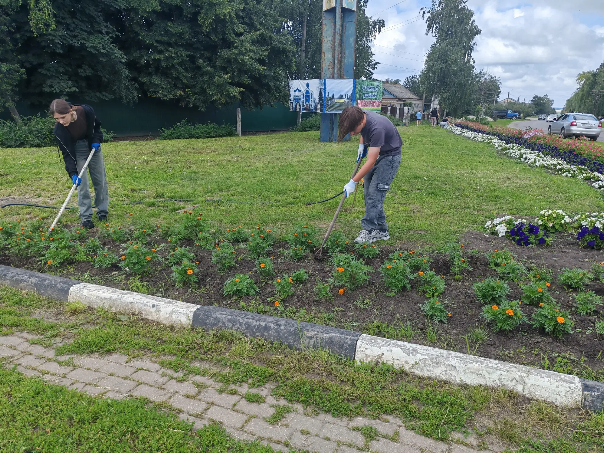 В поселке Тим продолжают ухаживать за клумбой у стелы. Напомним: ученики 10 психолого-п...