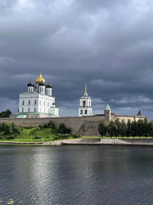 Псковский Свято-Троицкий Собор

Виден практически из любой точки города. Необычно высокий собор, с к