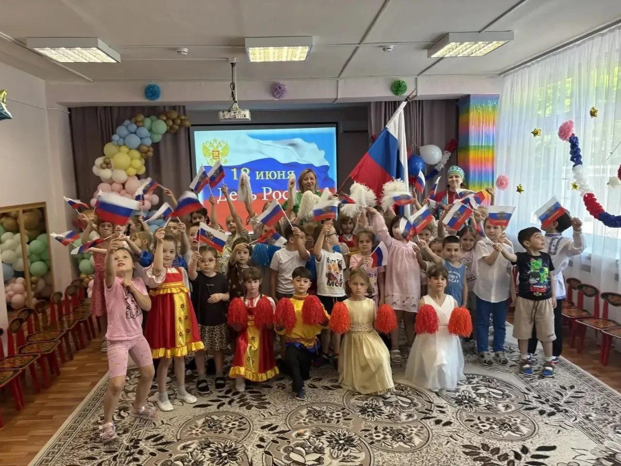 🇷🇺С ДНЁМ РОССИИ
 
Нам праздники для радости даны,
Мы знаем их немало, самых разных,
Но день России
