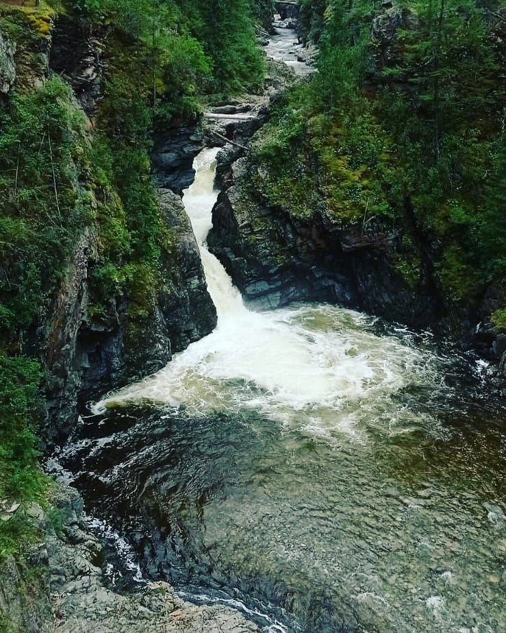 🌄 Дургенский каньон и его водопад в республике Тыва  Название каньона происходит от горной реки Дург