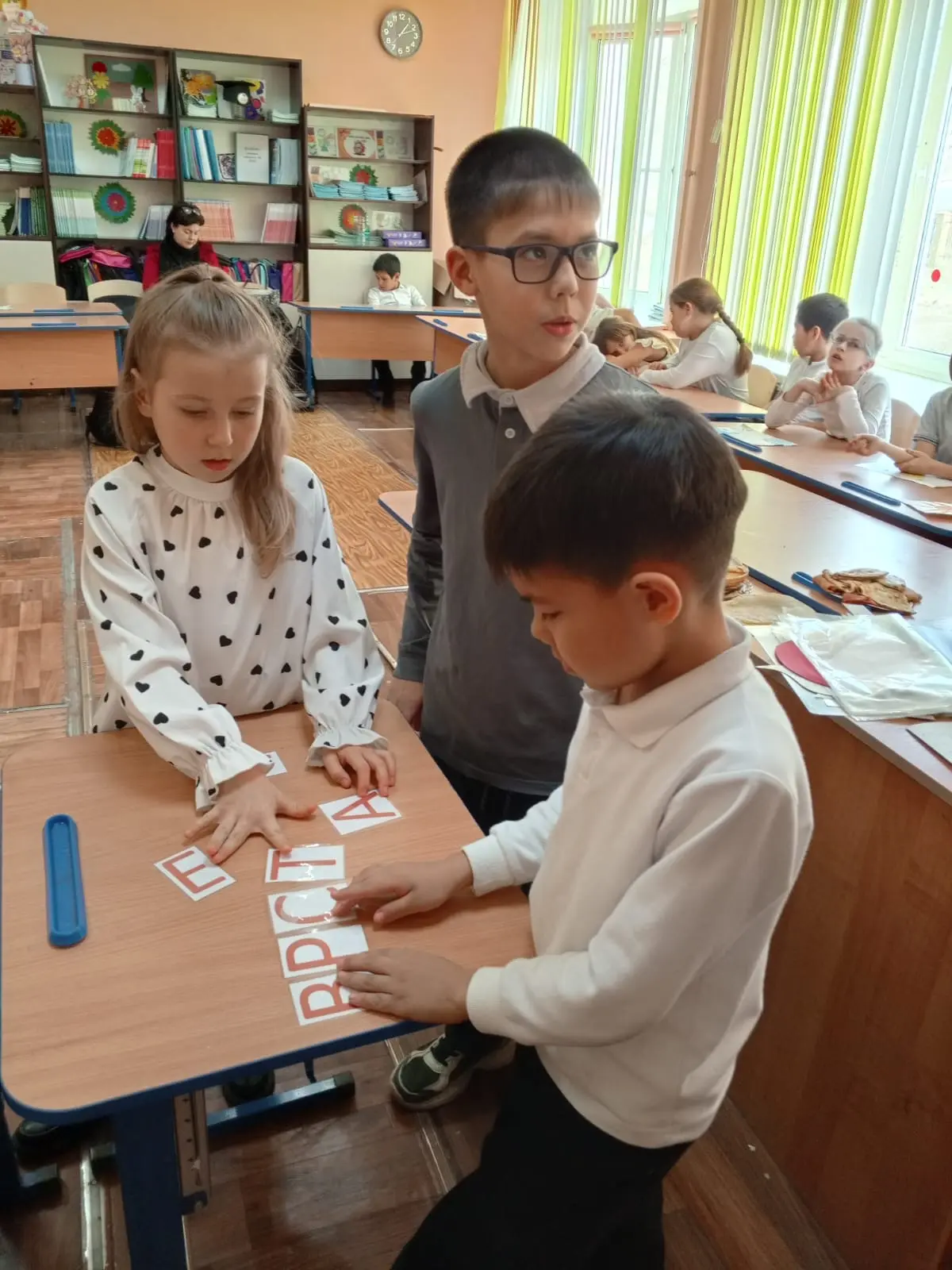 "Веселая Масленица" в 3 "В" классе!  18 февраля в 3 "В" классе, под чутким руководством классного ру