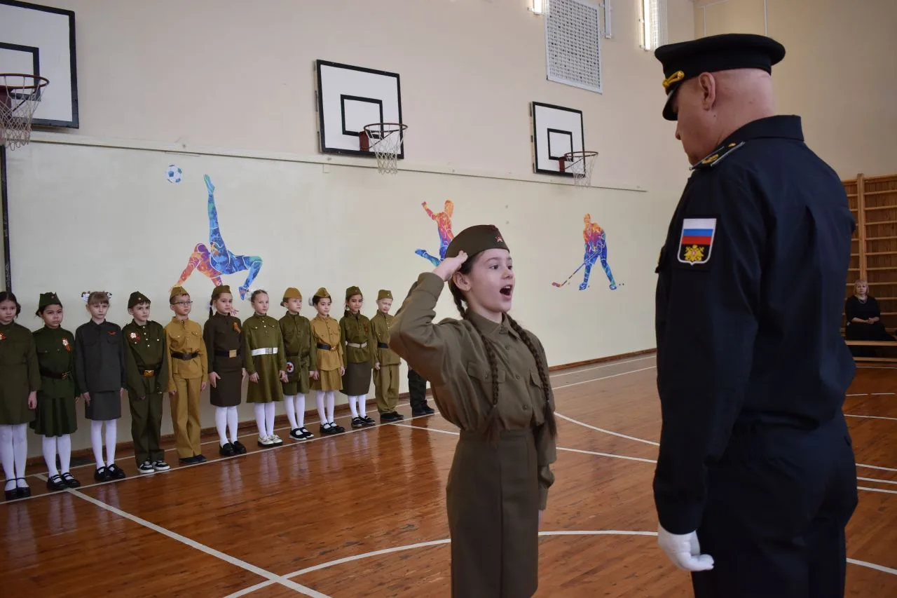 🇷🇺Смотр строя и песни🇷🇺 Сегодня учащиеся 3-х и 4-х классов школы приняли участие в торжественном мер