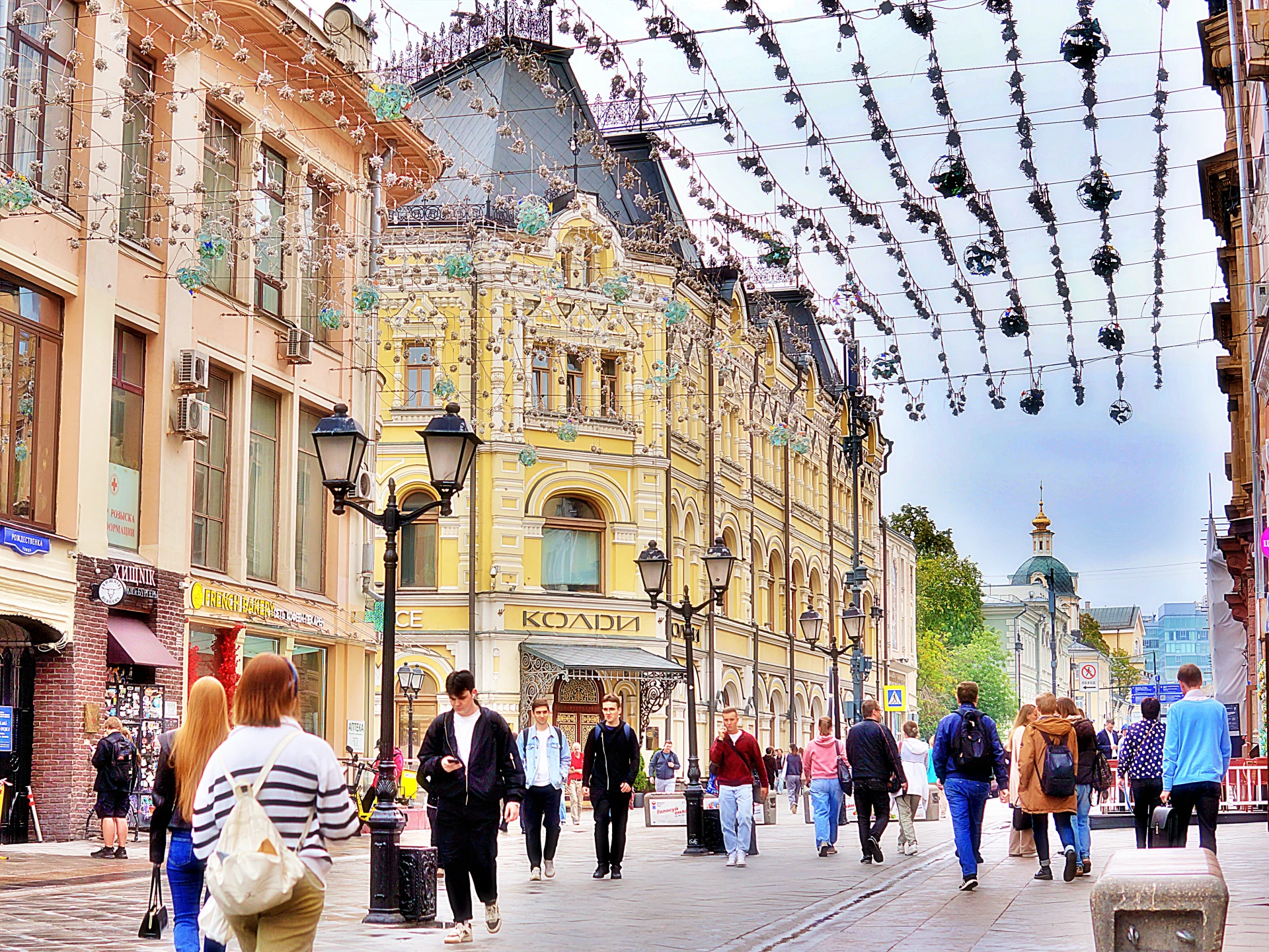 Улица Рождественка (в 1948—1989 годах — улица Жданова), Москва. Название XIV—XV веков д...