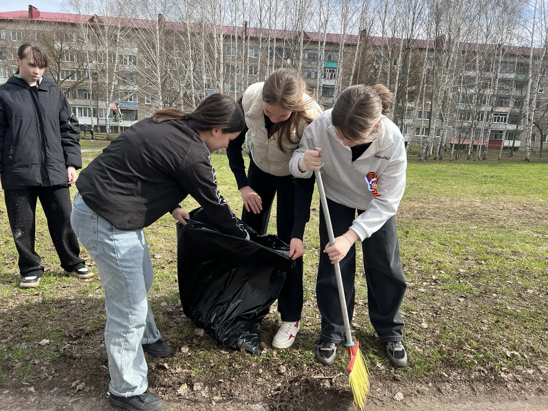 🌿 Субботник: вместе делаем мир чище!  Сегодня в нашем лицее состоялся большой  общешкольный субботни