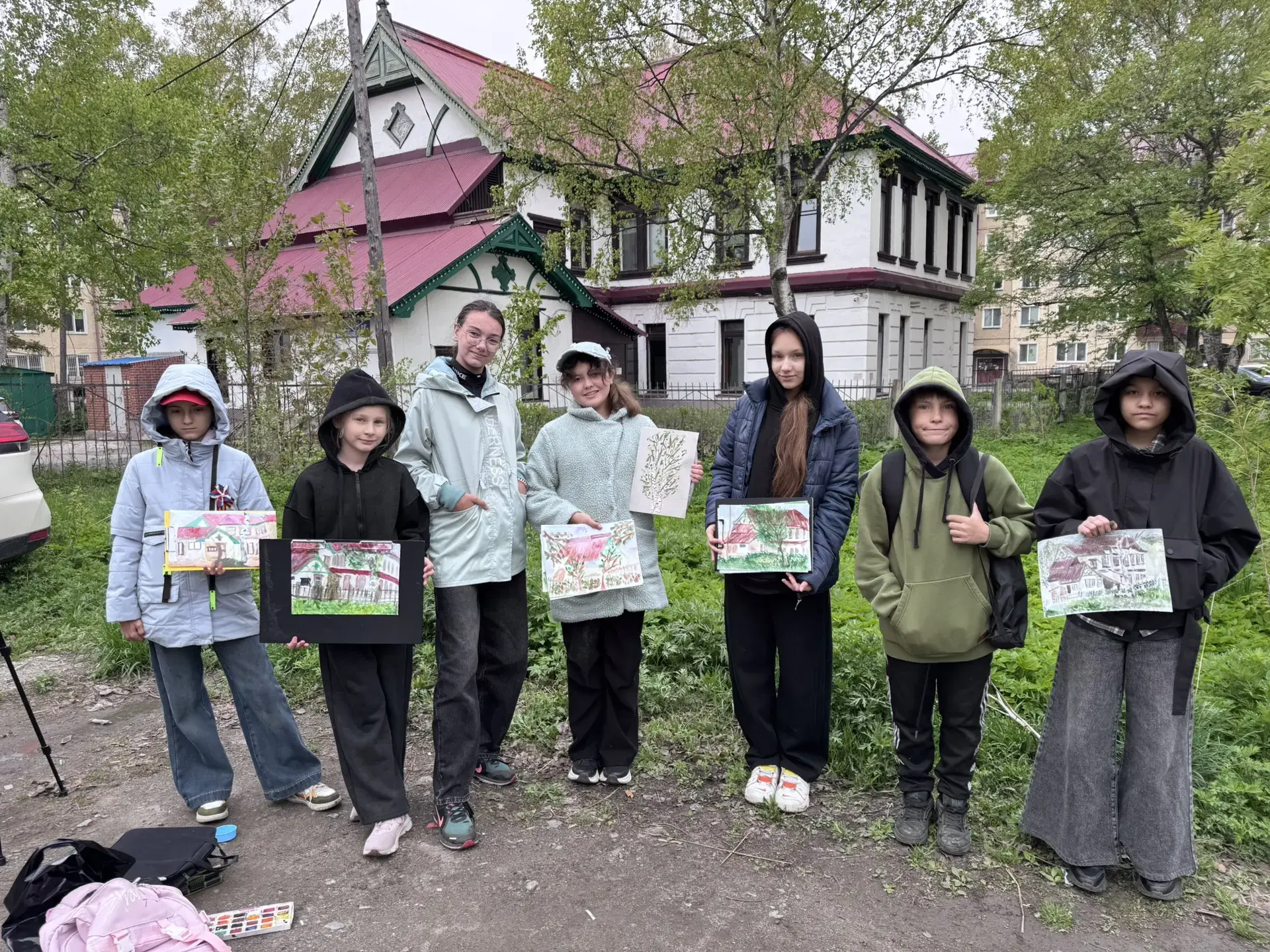 🌟🎨 Учащиеся 1 и 4 классов на пленэре! 🖌️🏰