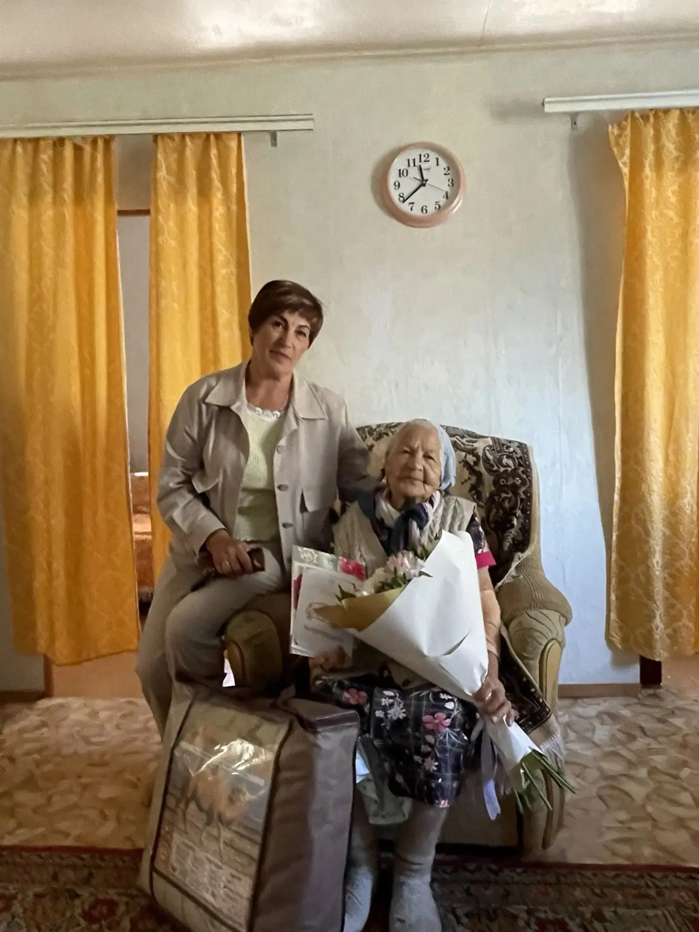 🎉 Вчера, 15 сентября, в селе Октябрьское тепло и по-семейному поздравили Минигуль Шайх...