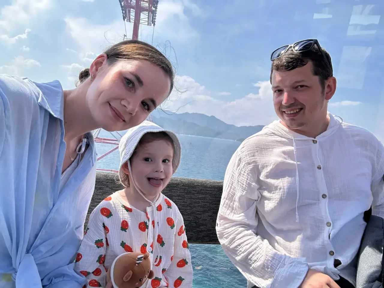 ✈️ Путешествие во Вьетнам с нашей звездочкой!🇻🇳✨
Наша маленькая воспитанница Сабирова Аврора подел