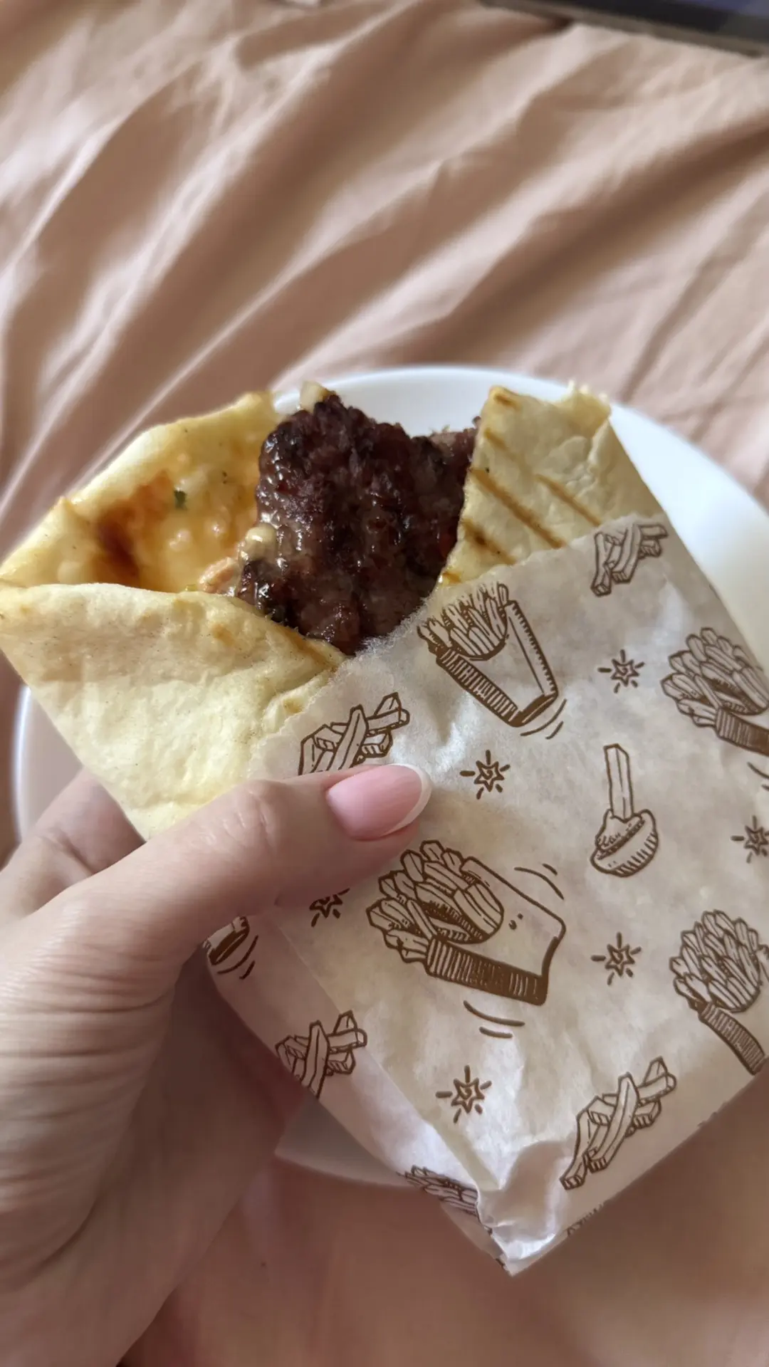 Захотелось сегодня чего-то эдакого, так что, шаверма с мясом, приготовленном на углях, зашла как по 