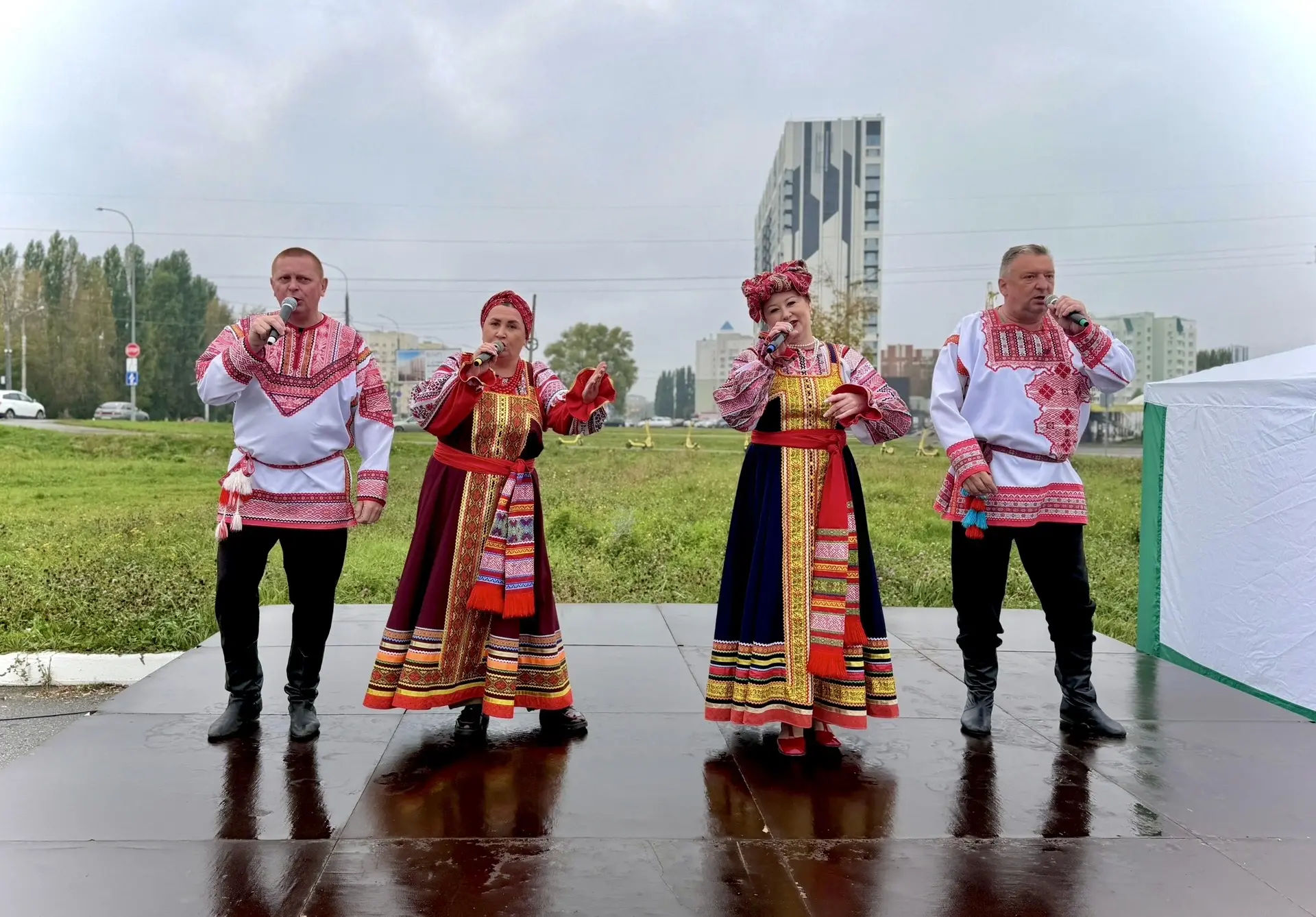 🪆На площади у ТРК «Коллаж» — второй день ярмарки-презентации местных товаропроизводите...