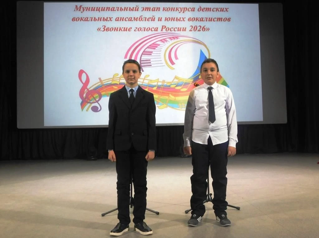 А теперь фото ансамблей и общее фото всех участников фестиваля "Звонкие голоса России".
