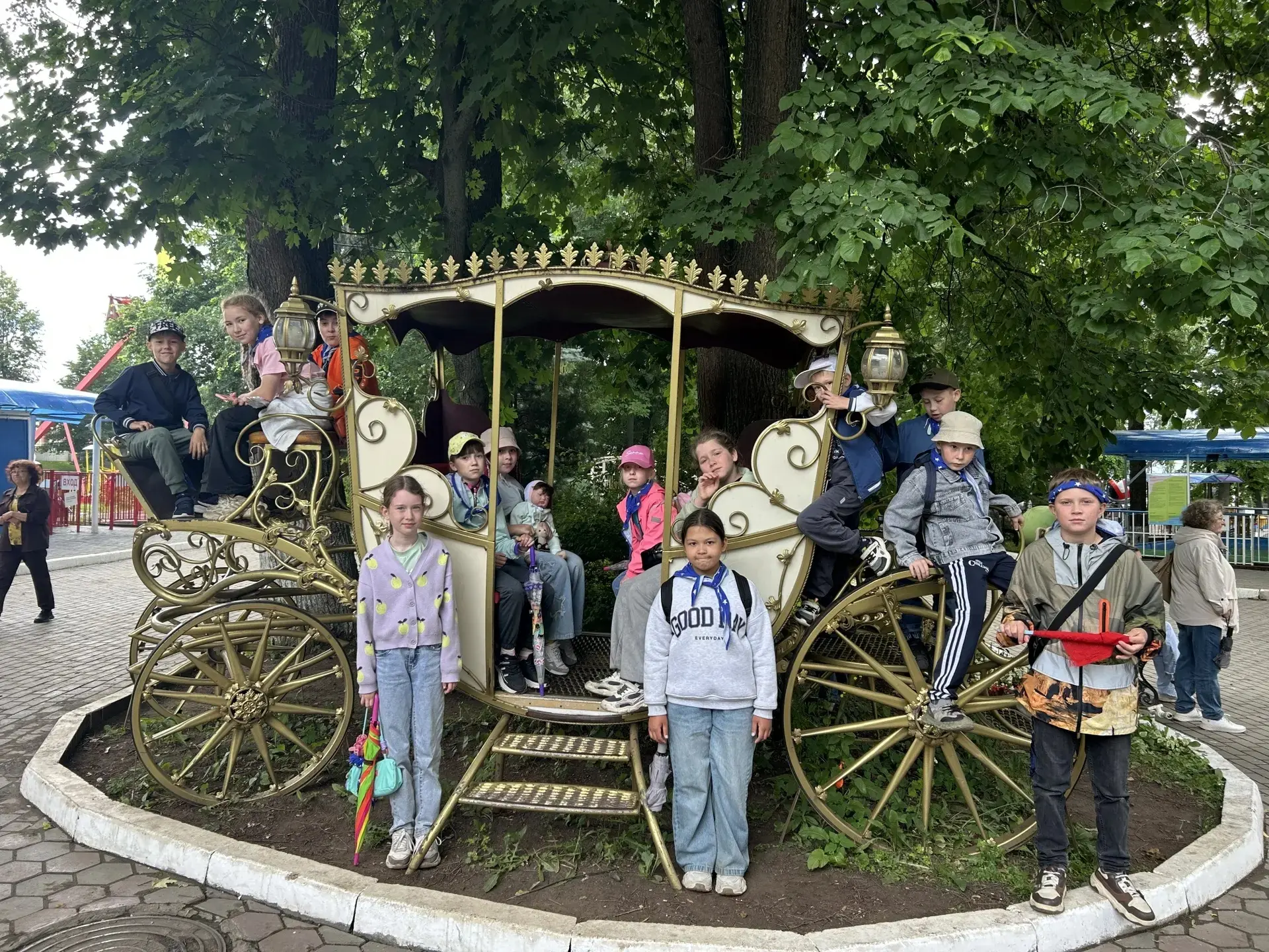 Ещё один насыщенный день в школьном лагере позади!

Утро началось с бодрой зарядки и вкусного завтра
