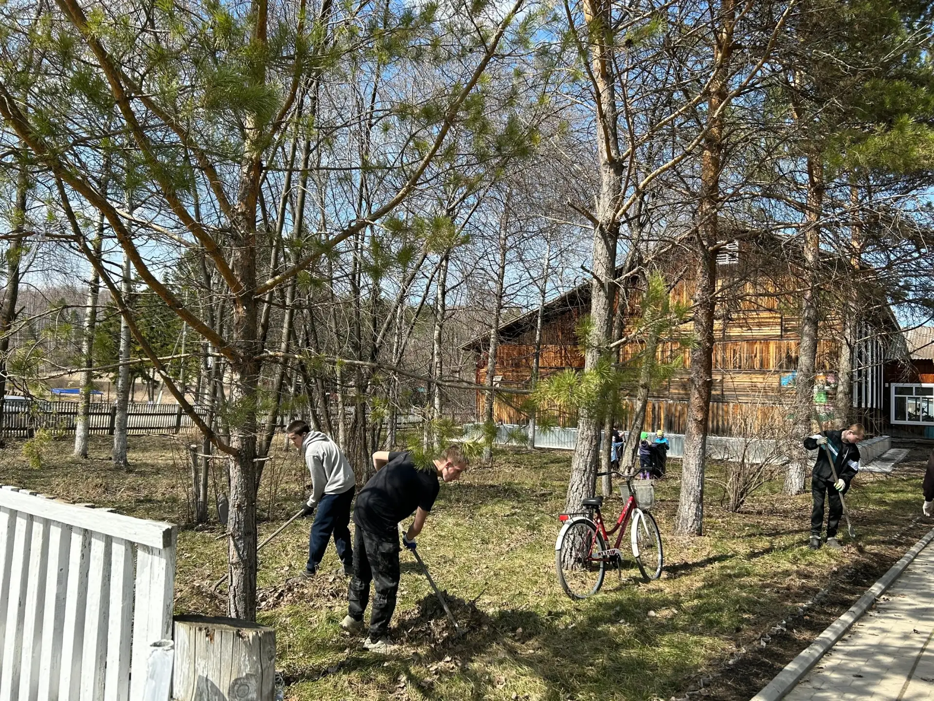 В преддверии праздника Весны и Труда в  МБОУ Маловская ООШ прошел субботник.