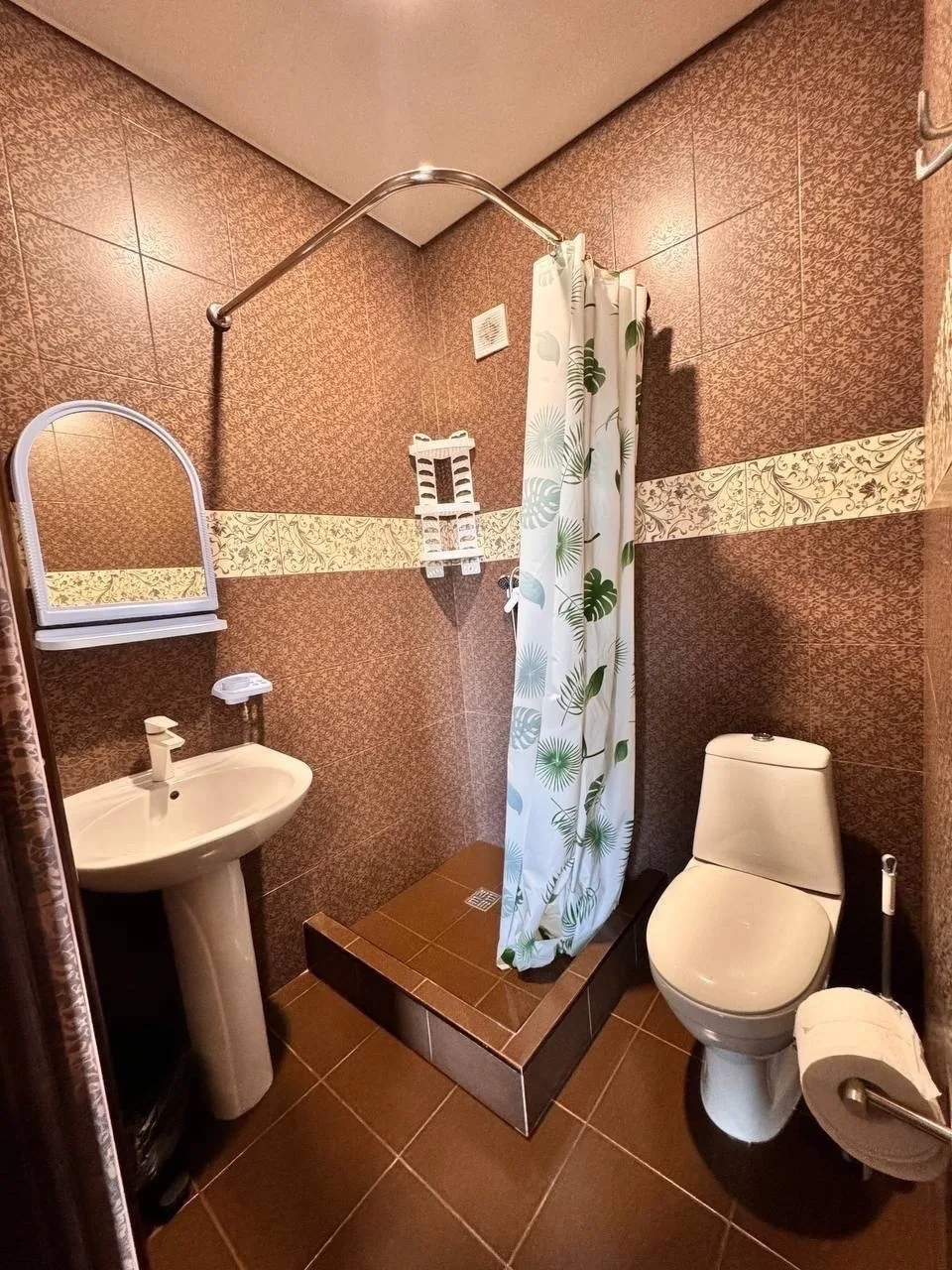 #ШТОРМОВОЕ ул. Ленина, дом 19  🏠 Гостевой дом "Розовая пантера"  ✅ ОПИСАНИЕ: • Уютная зона отдыха с 