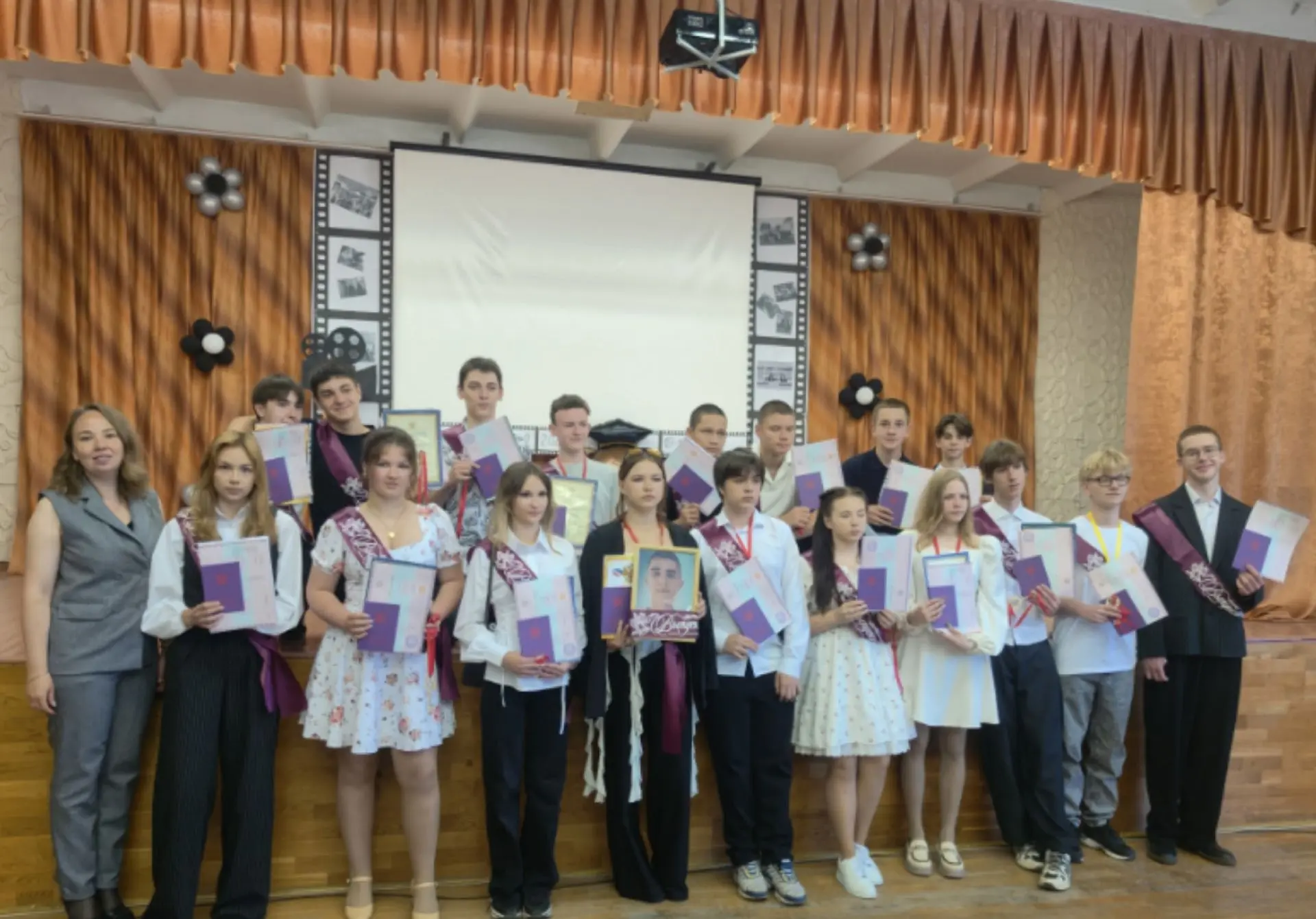 🎓 В добрый путь, выпускники!

Сегодня в нашей школе состоялось торжественное вручение аттестатов вы