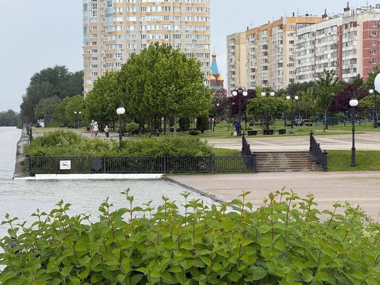 На Рождественской набережной в ЮМР нижние ступеньки плавно ушли под воду, пока Краснодар продолжает 