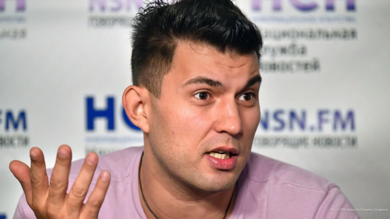Толкал, бил и заламывал руки: на сына Бари Алибасова составили протокол за побои жены.

На Бари Алиб